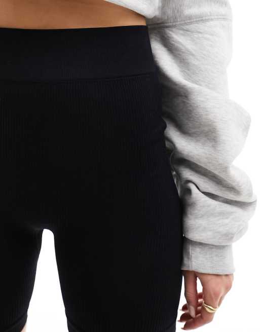 ASOS DESIGN – Nahtlose, figurformende Leggings-Shorts in geripptem Schwarz, 4 von 5