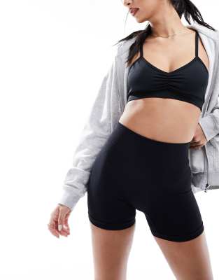 ASOS DESIGN - Nahtlose, figurformende Leggings-Shorts in Schwarz mit sehr kurzem Schnitt