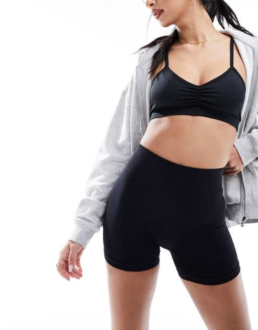 ASOS DESIGN Nahtlose figurformende Leggings Shorts in Schwarz mit sehr kurzem Schnitt