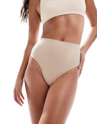 ASOS DESIGN - Nahtloser, glättender Alltags-Tanga in Beige-Neutral