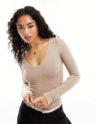 ASOS DESIGN - Nahtloser, modellierender, langärmliger Body in Beige mit Rundhalsausschnitt-Neutral