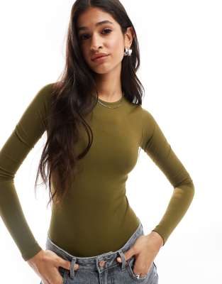 ASOS DESIGN - Nahtloser, modellierender, langärmliger Body in Khaki mit Rundhalsausschnitt-Grün