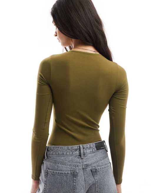 ASOS DESIGN – Nahtloser, modellierender, langärmliger Body in Khaki mit Rundhalsausschnitt, 4 von 4