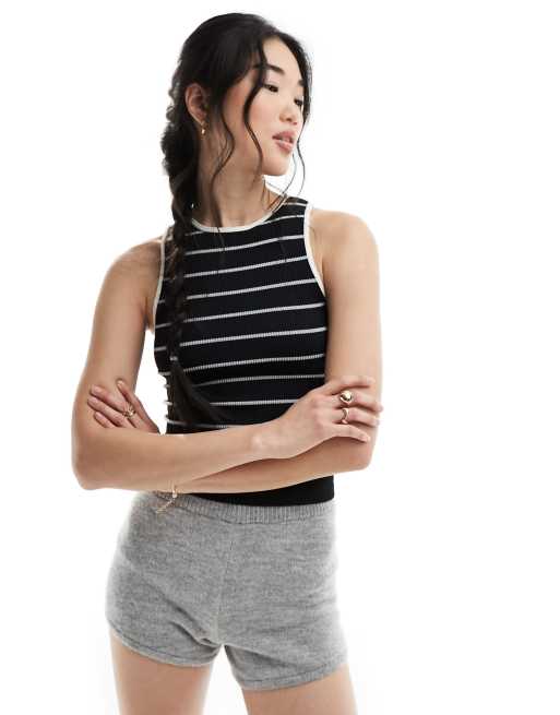 ASOS DESIGN Nahtloses figurformendes 90er Tanktop in Schwarz mit farblich abgesetzten Abschlussen und schmalen Streifen