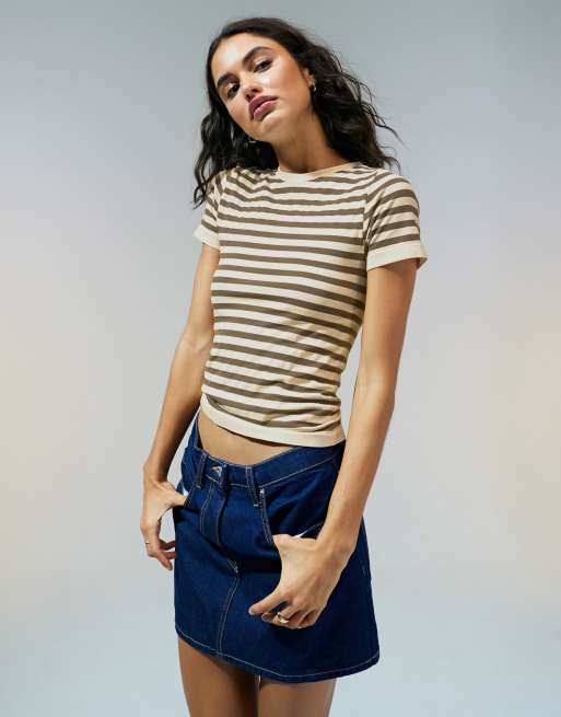 ASOS DESIGN – Nahtloses, figurformendes T-Shirt in gestreiftem Neutral mit knappem Schnitt