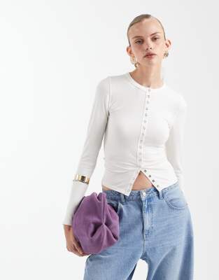 ASOS DESIGN - Nahtloses, geripptes Oberteil in Cremeweiß mit Druckknopfdetail und langen Ärmeln