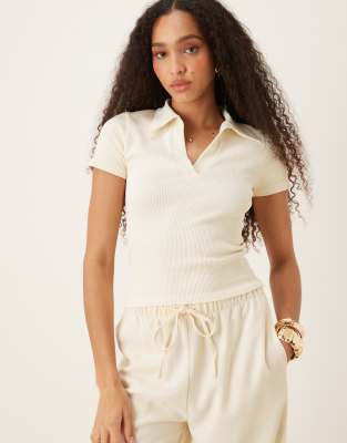 ASOS DESIGN - Nahtloses, kurzärmliges, modellierendes Oberteil in Cremeweiß mit Polokragen