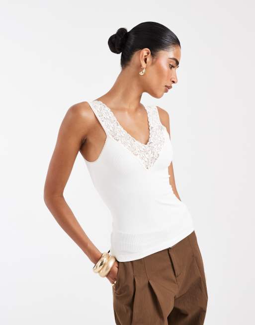 ASOS DESIGN – Nahtloses Trägertop in Elfenbeinweiß mit V-Ausschnitt und Spitzendetail, 4 von 4