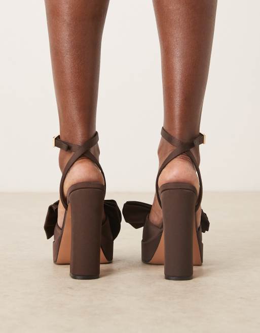 ASOS DESIGN – Nala – Sandalen aus braunem Satin mit Plateauabsatz und Oversize-Schleife, 3 von 4
