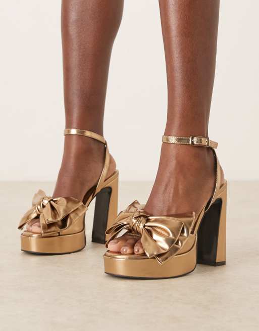 ASOS DESIGN – Nala – Satynowe sandały na platformie z dużą kokardą w złotym kolorze, 4 z 4