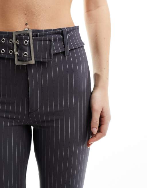 ASOS DESIGN - Nålestribede bukser med bælte i grå, 5 af 5
