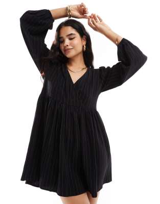ASOS DESIGN - Nålestribet smock-minikjole med V-hals i sort og hvid hørblanding