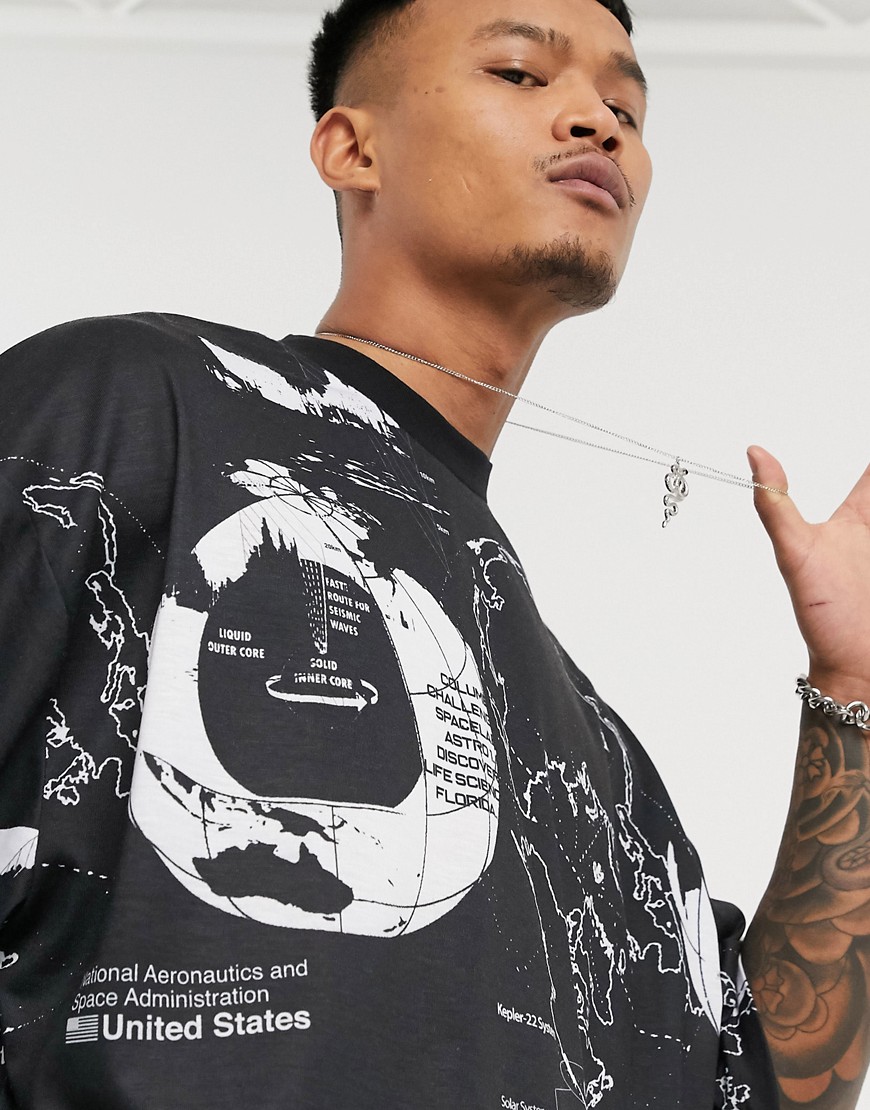 ASOS DESIGN – Nasa – T-shirt i oversize med heltäckande astrologiskt mönster-Svart