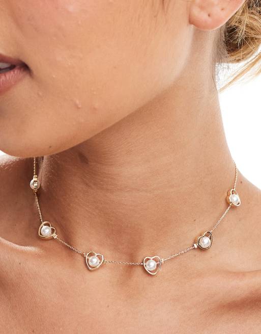 ASOS DESIGN – Naszyjnik choker w odcieniu złota z zawieszkami w kształcie serc ze sztucznymi perłami