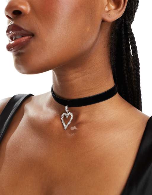 ASOS DESIGN – Naszyjnik choker z zawieszką w kształcie serca z kryształkami