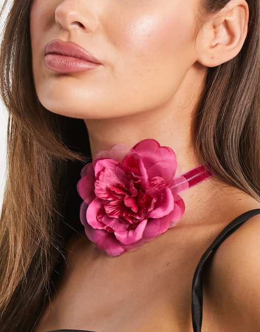 ASOS DESIGN – Naszyjnik typu choker w kolorze różowym z bukiecikiem i ozdobnym zapięciem