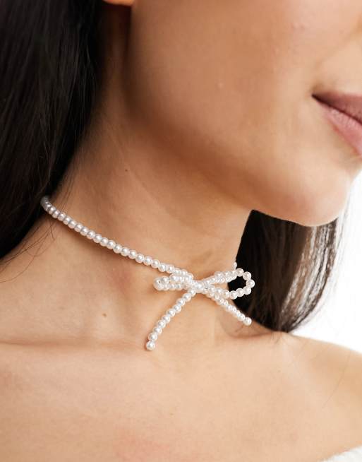 ASOS DESIGN – Naszyjnik typu choker ze sztucznych perełek i wstawką w kształcie kokardki