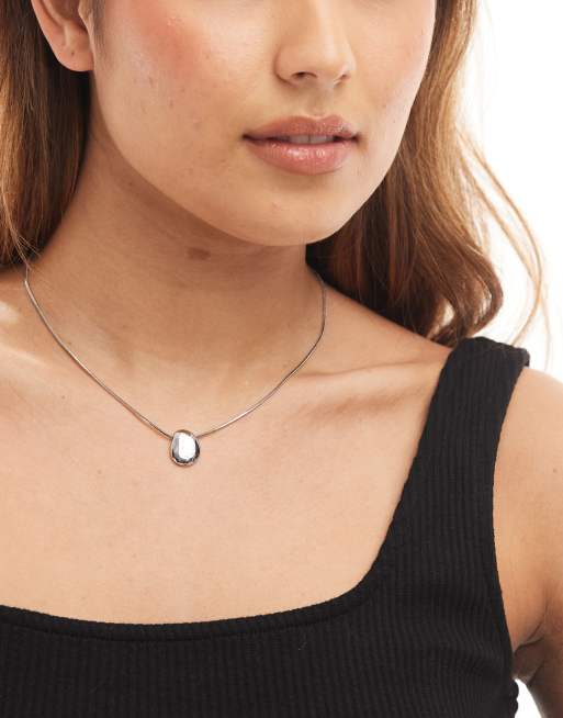 ASOS DESIGN – Naszyjnik w kolorze srebra z zawieszką w kształcie kamyczka z efektem stopienia