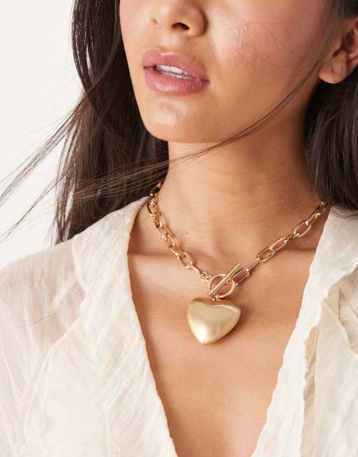 ASOS DESIGN – Naszyjnik w odcieniu złota z zapięciem w kształcie litery T i zawieszką z wypukłym sercem
