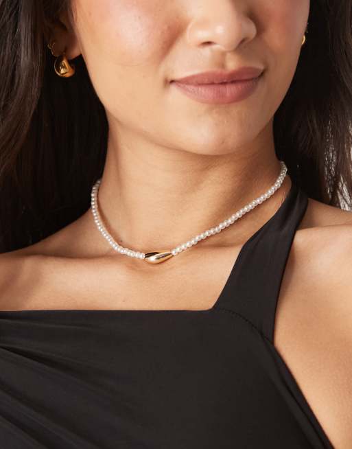 ASOS DESIGN – Naszyjnik w odcieniu złota ze sztucznymi perłami i zawieszką z efektem stopienia