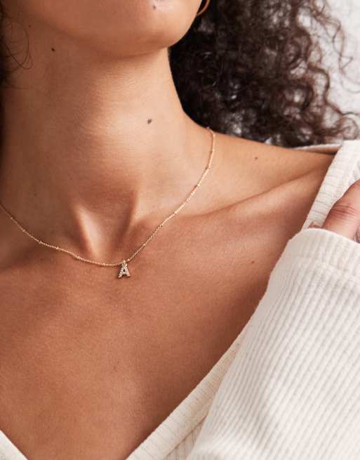ASOS DESIGN – Naszyjnik z kuleczkami w kolorze złota z zawieszką z literą A wysadzaną cyrkoniami w torebce prezentowej