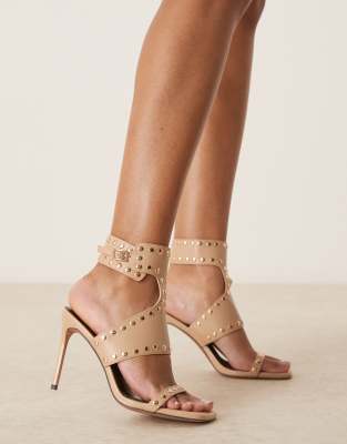 ASOS DESIGN - National - Mit Nieten besetzte Sandaletten in Sandbeige mit hohem Absatz-Neutral