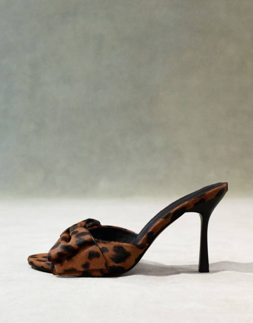 ASOS DESIGN Natter Mules en cuir à talon haut et détail nœud