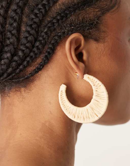 ASOS DESIGN – Naturfärgade creoler i virad raffia, 2 av 3