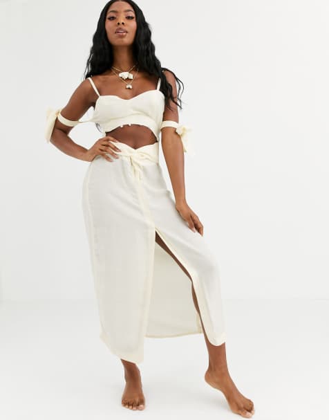 ASOS DESIGN – Natürlich gefertigtes Strandkleid in Maxilänge mit Aussparung an der Taille und geschnürten Ärmeln mit Muschelbesatz