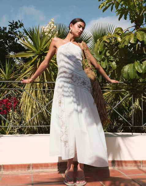 ASOS DESIGN – Naturvit, asymmetrisk, tvåtonad panelsydd maxiklänning med halterneck - view 1
