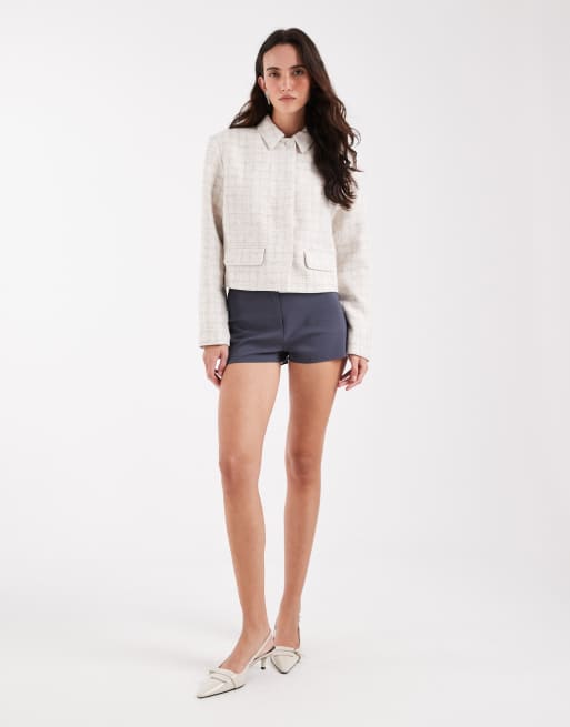 ASOS DESIGN – Naturvit, figursydd, kort jacka med knäppning, 2 av 4