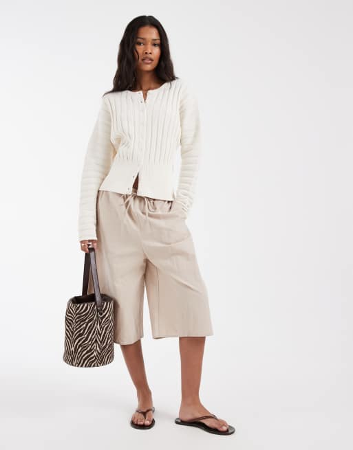 ASOS DESIGN – Naturvit, plisserad kofta med markerad midja, 2 av 4
