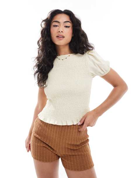ASOS DESIGN – Naturvit, smockad blus med puffärmar - view 1