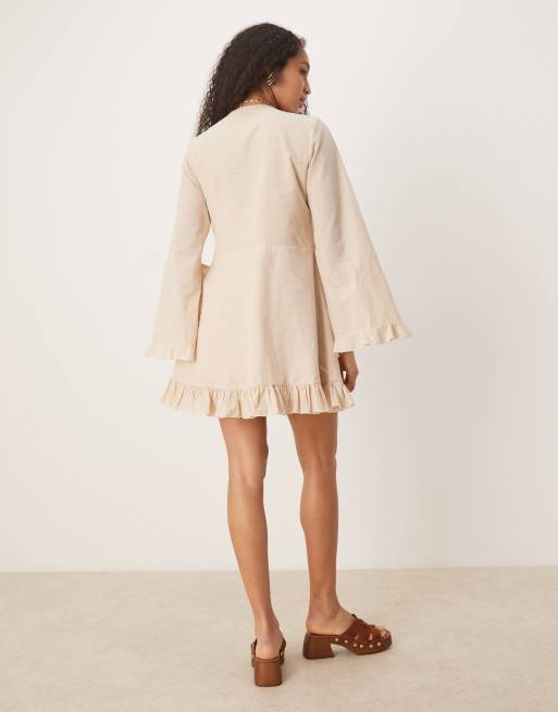 ASOS DESIGN – Naturvit, smockad miniklänning i bomull med volangfåll, 3 av 4