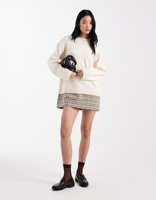 ASOS DESIGN – Naturvit, stickad tröjklänning med vävd, rutig fåll, 3 av 4
