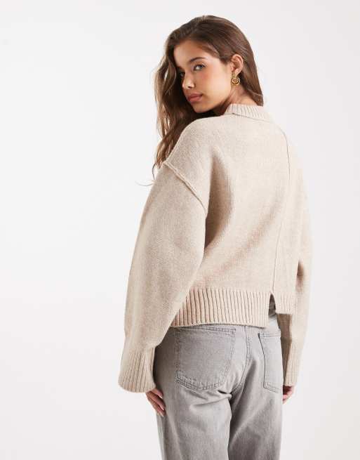 ASOS DESIGN – Naturvit tröja med rund halsringning, dekorativ söm framtill och asymmetrisk fåll, 3 av 4