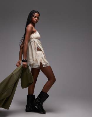 ASOS DESIGN – Naturvita, extra korta shorts i satin med spets och utsvängd design - view 1