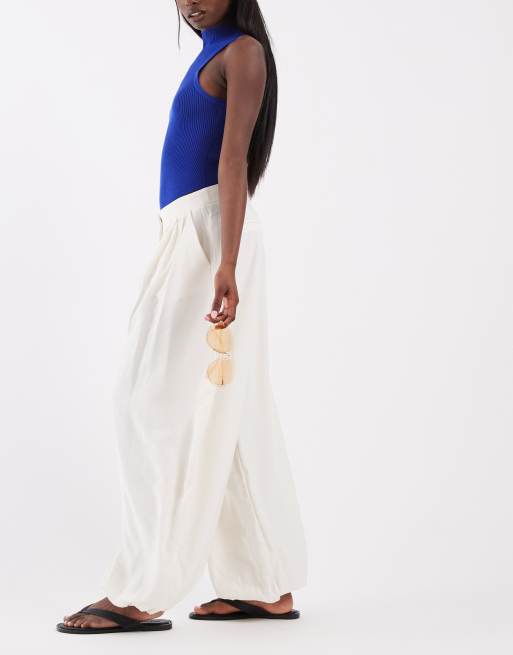 ASOS DESIGN – Naturvita, figursydda byxor i dra på-stil, 2 av 5