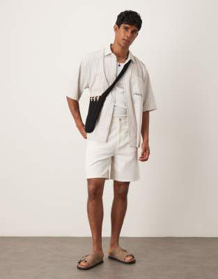 ASOS DESIGN – Naturvita, långa jeansshorts - view 1
