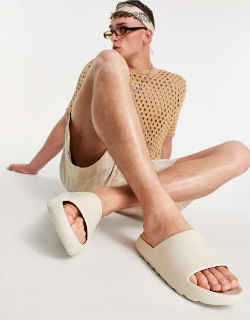 ASOS DESIGN – Naturvita tofflor med hajtandssula