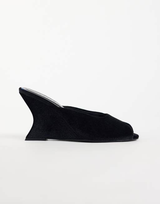 ASOS DESIGN Navigate kilklackar med öppen tå i svart sammet, 3 av 4