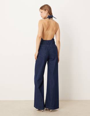 ASOS DESIGN - Neckholder-Jumpsuit aus Denim mit weitem Bein und Rinse-Waschung-Blau