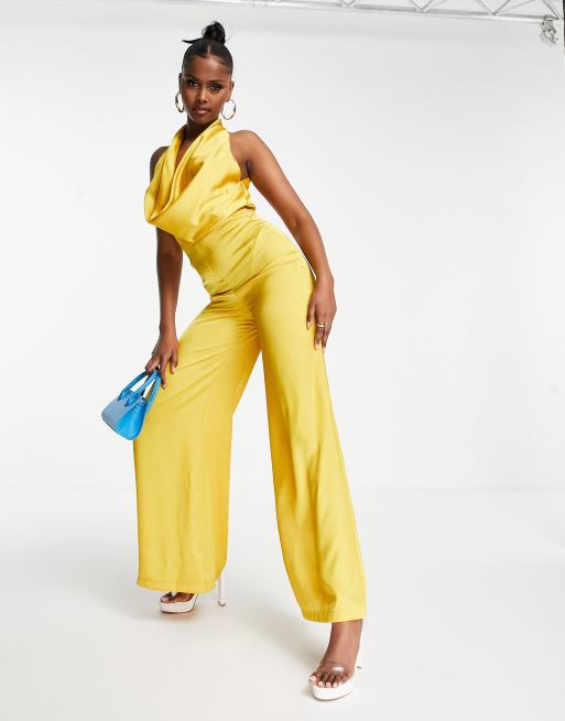 ASOS DESIGN Neckholder Jumpsuit aus Satin in Goldoptik mit Wasserfallausschnitt ASOS