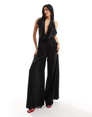 ASOS DESIGN - Neckholder-Jumpsuit aus Satin in Schwarz mit Wasserfallausschnitt