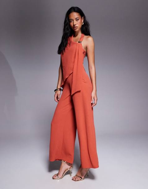 ASOS DESIGN – Neckholder-Jumpsuit in Rost mit Overlay und Zierdetail - view 1