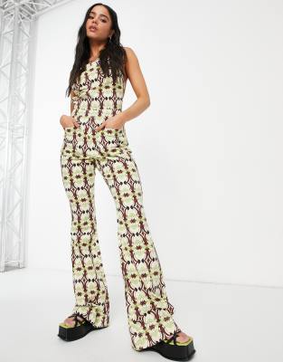 ASOS DESIGN - Neckholder-Jumpsuit mit ausgestelltem Bein und geometrischem Muster-Bunt