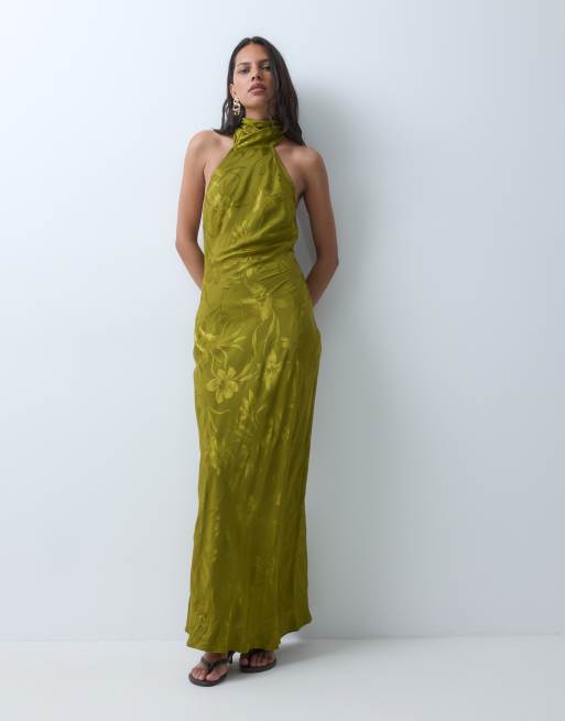 ASOS DESIGN Neckholder-Maxikleid aus Satin in Olivgrün mit Jacquardmuster und Fransenschal, 2 von 4