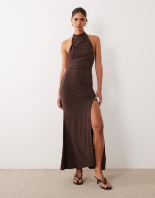 ASOS DESIGN - Neckholder-Maxikleid in Braun mit Zierausschnitt und Metalldetails-Brown