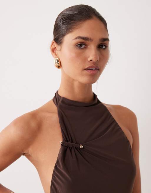 ASOS DESIGN – Neckholder-Maxikleid in Braun mit Zierausschnitt und Metalldetails, 3 von 4