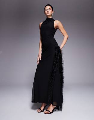 ASOS DESIGN - Neckholder-Maxikleid in Schwarz mit hohem Schlitz und Kunstpelz-Detail